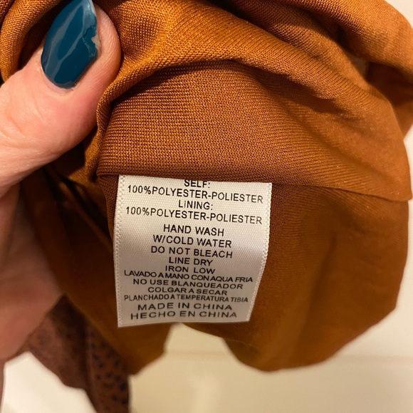 Gorgeous dress! Pair with brown boots. Size large - Picture 7 of 7